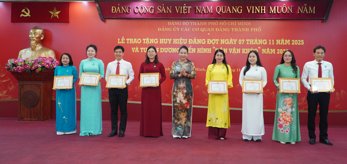 Lễ tuyên dương "Dân vận khéo" tại TP HCM: không tặng hoa, dành kinh phí ủng hộ đồng bào miền Trung - Ảnh 4.