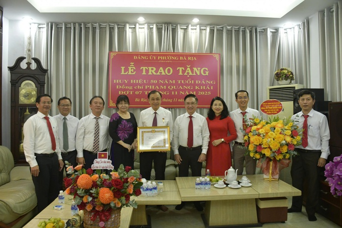 Trao Huy hiệu 50 năm tuổi Đảng cho nguyên Phó Bí thư Thường trực Tỉnh ủy Bà Rịa - Vũng Tàu - Ảnh 1.
