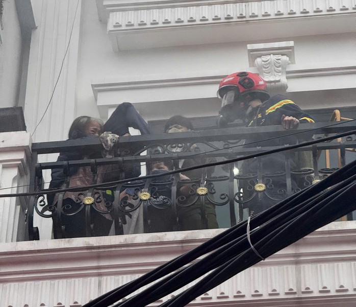 Giải cứu cụ bà 77 tuổi và 2 người mắc kẹt trong đám cháy tại Hải Phòng - Ảnh 1. Giải cứu cụ bà 77 tuổi và 2 người mắc kẹt trong đám cháy tại Hải Phòng - Ảnh 1.