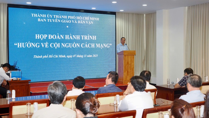 Hơn 100 người làm báo TP HCM tham gia hành trình "Hướng về cội nguồn Cách mạng" - Ảnh 2.