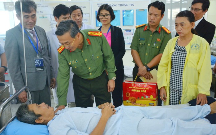 Lãnh đạo Công an Đà Nẵng thăm lực lượng bị thương khi giúp dân - Ảnh 1.