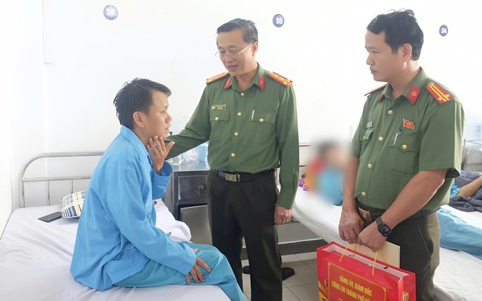 Lãnh đạo Công an Đà Nẵng thăm lực lượng bị thương khi giúp dân - Ảnh 2.