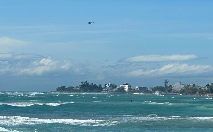 Trực thăng tham gia tìm kiếm 3 người mất tích ở Lý Sơn - Ảnh 2.