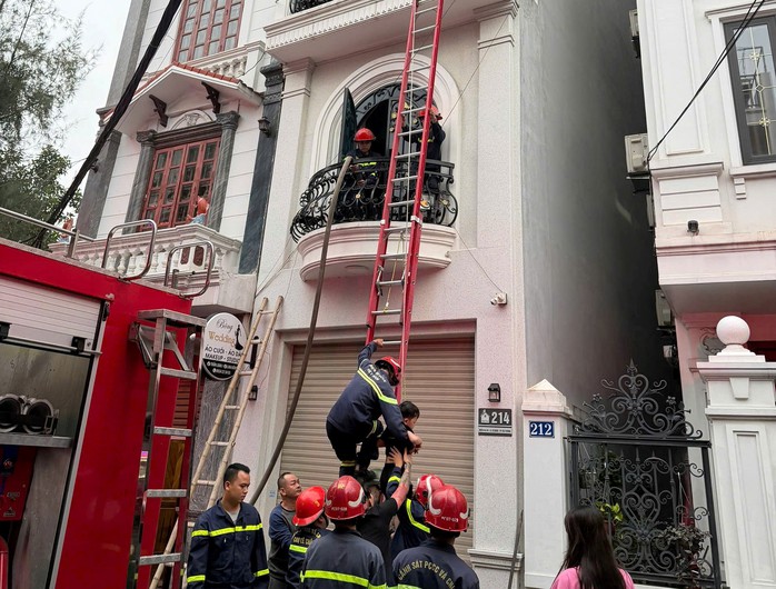 Giải cứu cụ bà 77 tuổi và 2 người mắc kẹt trong đám cháy tại Hải Phòng - Ảnh 2. Giải cứu cụ bà 77 tuổi và 2 người mắc kẹt trong đám cháy tại Hải Phòng - Ảnh 2.