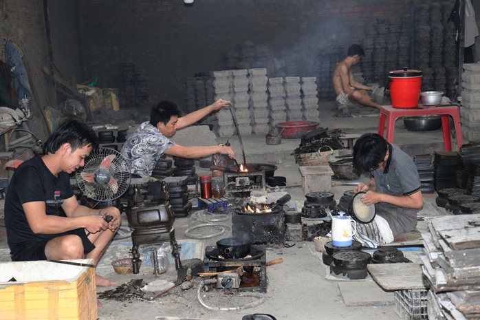 Xóm nghề lặng lẽ cháy lửa mỗi ngày - Ảnh 2.