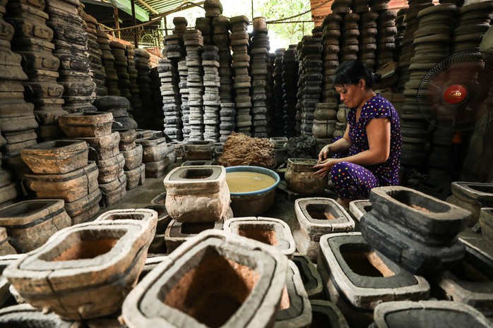 Xóm nghề lặng lẽ cháy lửa mỗi ngày - Ảnh 1.