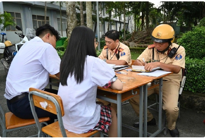 Từ kết quả kiểm tra học sinh vi phạm giao thông của Công an TP HCM: Sở GD-ĐT chỉ đạo khẩn - Ảnh 1.