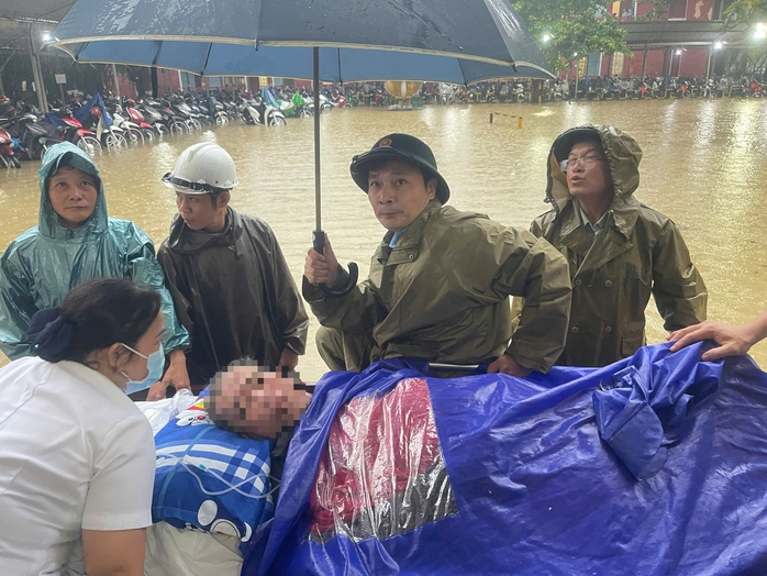 Bệnh viện lớn nhất miền Trung chi hỗ trợ mỗi cán bộ, viên chức 5 triệu đồng - Ảnh 1.