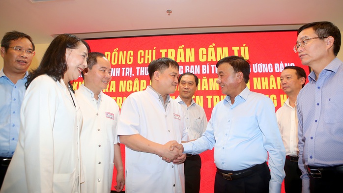 Bệnh viện lớn nhất miền Trung chi hỗ trợ mỗi cán bộ, viên chức 5 triệu đồng - Ảnh 3.