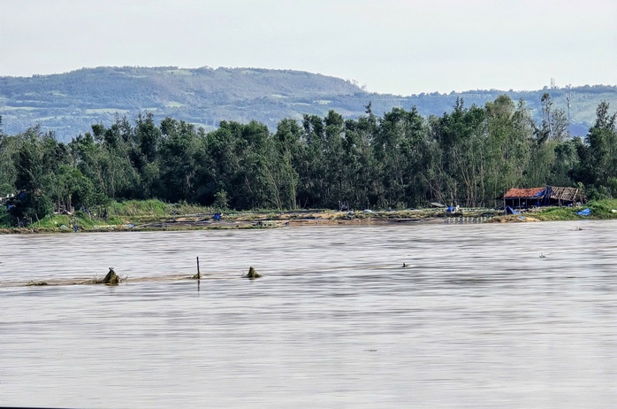 Cầu gỗ Ông Cọp "biến mất" sau bão số 13 - Ảnh 1.