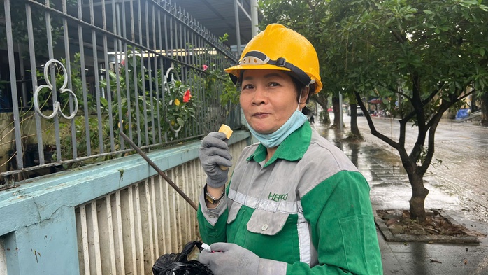 Rác khổng lồ sau lũ lịch sử, Chủ tịch TP Huế kêu gọi mọi người chung tay dọn dẹp - Ảnh 1.