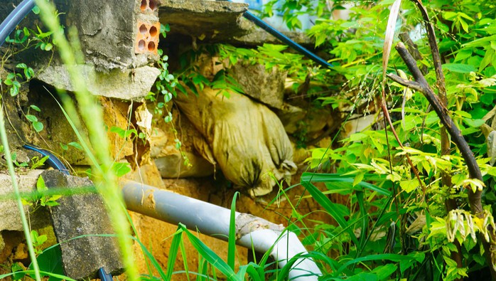 Sở Xây dựng TP HCM khảo sát khu vực nguy cơ sạt lở khiến 81 người phải di dời.  - Ảnh 4.