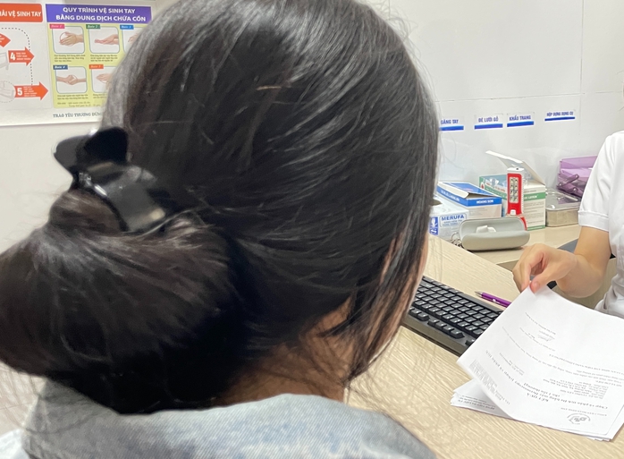 Sau lần quan hệ với bạn trai nhưng không dùng biện pháp bảo vệ, cô gái trẻ 18 tuổi xuất hiện các tổn thương dạng sùi màu hồng vùng kín, được chẩn đoán sùi mào gà. Nhiều người trẻ bị sùi mào gà - Ảnh 1.