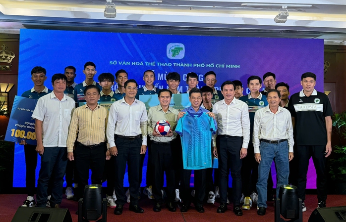 Tuyển bóng chuyền nam TP HCM mừng công thăng hạng - Ảnh 4.