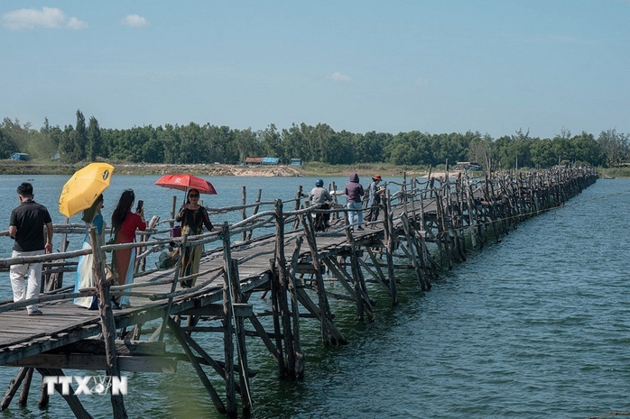 Cầu gỗ Ông Cọp "biến mất" sau bão số 13 - Ảnh 3.