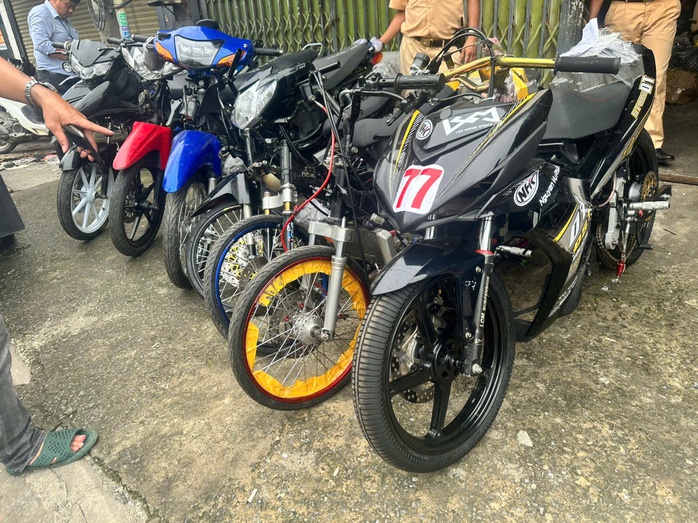 Công an TP HCM đột kích lò độ chế xe quy mô lớn , nhiều bí mật bị phơi bày - Ảnh 1. Công an TP HCM đột kích lò độ chế xe quy mô lớn , nhiều bí mật bị phơi bày - Ảnh 1.