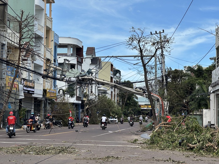 Gia Lai tan hoang sau bão số 13 - Ảnh 1.
