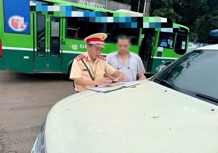 Tài xế xe buýt bị xử phạt vì đón trả khách sai quy định trên Quốc lộ 20 - Ảnh 1. Tài xế xe buýt bị xử phạt vì đón trả khách sai quy định trên Quốc lộ 20 - Ảnh 1.