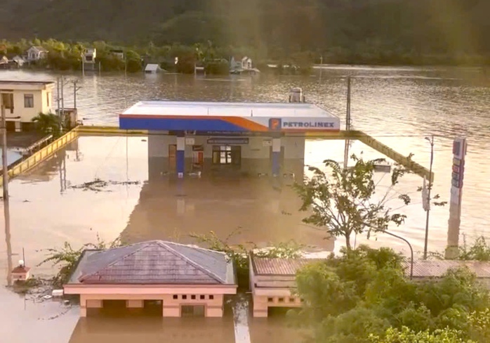 Xả lũ gây ngập, thủy điện La Hiêng 2 bị đề nghị "dừng hoạt động" - Ảnh 1.