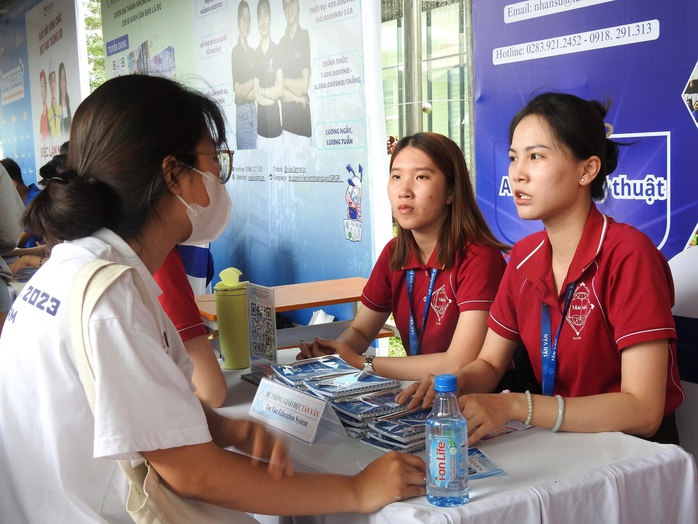 Sinh viên chen chân săn việc tại Ngày hội việc làm 2025 - Ảnh 1.