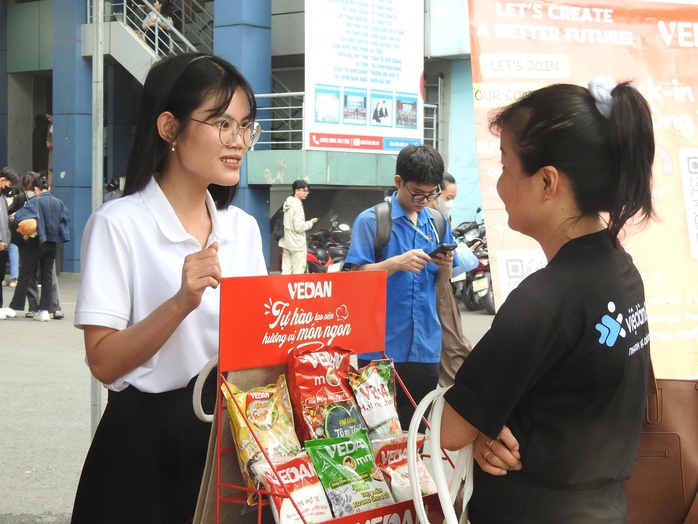 Sinh viên chen chân săn việc tại Ngày hội việc làm 2025 - Ảnh 6.