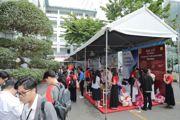 Sinh viên chen chân săn việc tại Ngày hội việc làm 2025 - Ảnh 7.