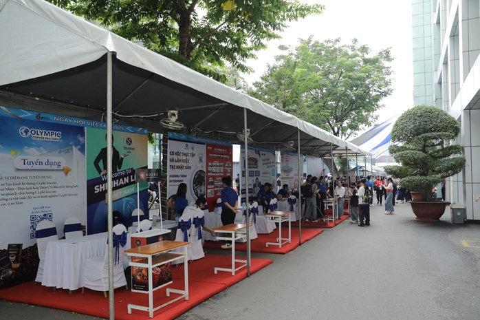 Sinh viên chen chân săn việc tại Ngày hội việc làm 2025 - Ảnh 2.