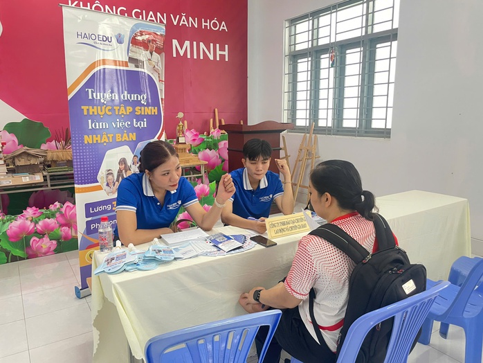 Sinh viên chen chân săn việc tại Ngày hội việc làm 2025 - Ảnh 9.