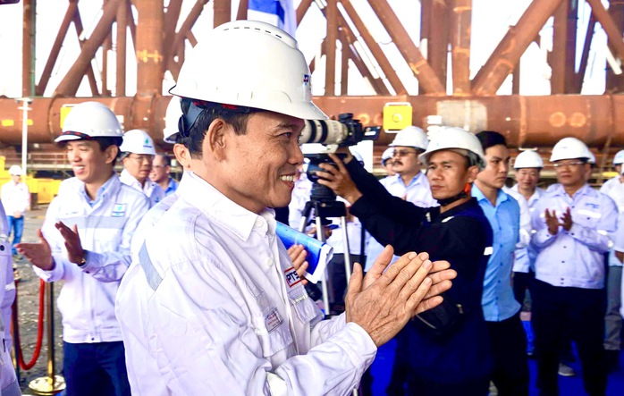 Bí thư Thành ủy TP HCM Trần Lưu Quang dự lễ hạ thủy và gắn biển công trình tại Petrovietnam - Ảnh 2.