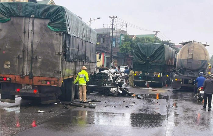 VIDEO: Tài xế thoát chết kỳ diệu, chui ra từ ô tô bị vò nát sau tai nạn giao thông - Ảnh 1. VIDEO: Tài xế thoát chết kỳ diệu, chui ra từ ô tô bị vò nát sau tai nạn giao thông - Ảnh 1.