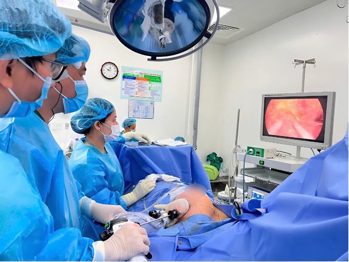 Kỹ thuật phẫu thuật ít xâm lấn cứu sống bệnh nhân ghép thận bị ung thư vú - Ảnh 1.