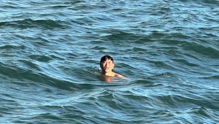 Kỳ tích: Tìm thấy người thứ 2 trong 3 người ở Lý Sơn bị sóng cuốn trôi sau 2 ngày - Ảnh 1.