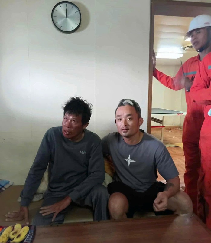 Kỳ tích: Tìm thấy người thứ 2 trong 3 người ở Lý Sơn bị sóng cuốn trôi sau 2 ngày - Ảnh 2.