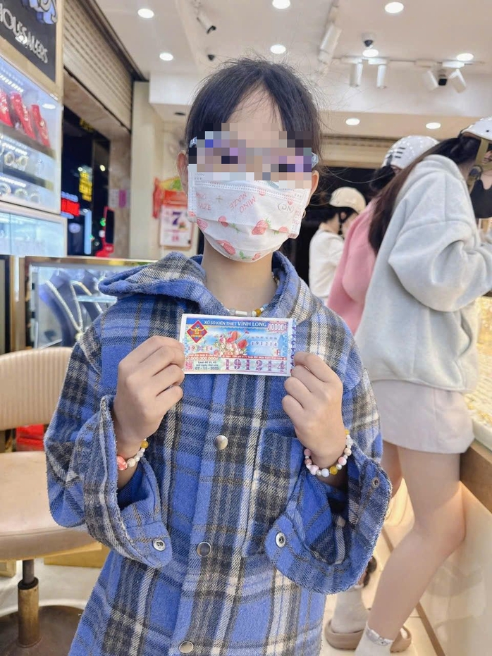 Xổ số miền Nam: Tiệm vàng Vĩnh Long đổi thưởng cho khách trúng đặc biệt 6 tỉ đồng - Ảnh 2. Xổ số miền Nam: Tiệm vàng Vĩnh Long đổi thưởng cho khách trúng đặc biệt 6 tỉ đồng - Ảnh 2.