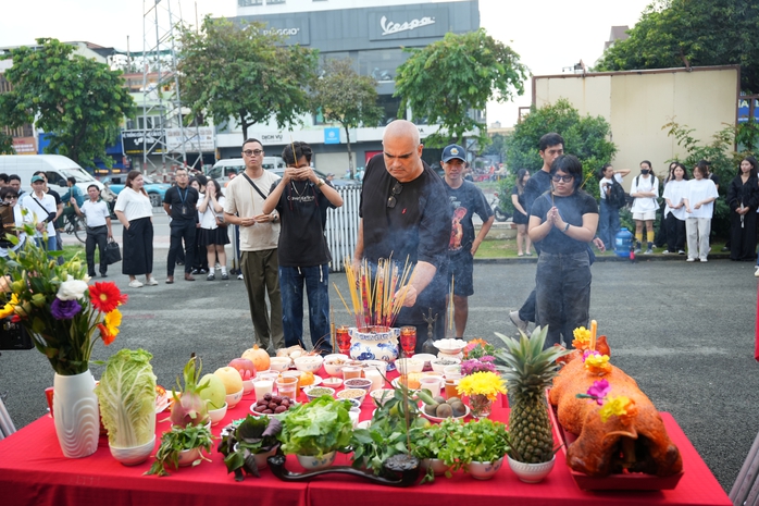 Victor Vũ "đổi vai" cùng biên kịch "Thám tử Kiên: Kỳ án không đầu" - Ảnh 2.