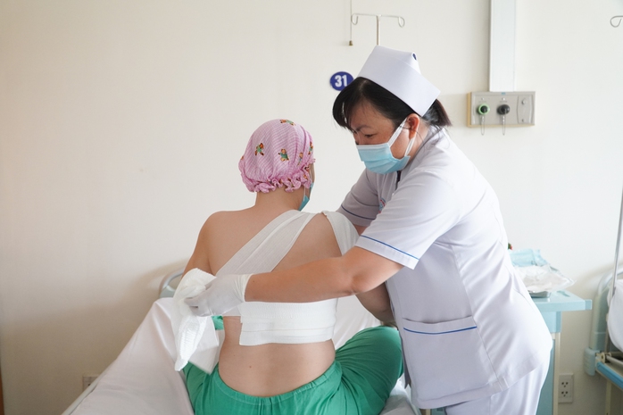 Kỹ thuật phẫu thuật ít xâm lấn cứu sống bệnh nhân ghép thận bị ung thư vú - Ảnh 2.