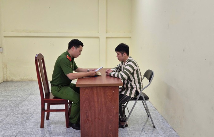 CLIP: Công an TP HCM lấy lời khai TikToker Đoàn Quốc Việt - Ảnh 1.