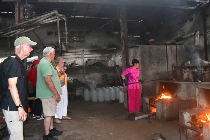 Rượu Hòa Long thơm cay nồng nàn - Ảnh 2.