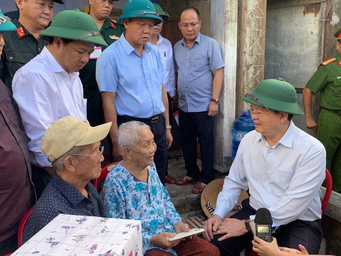 Phó Thủ tướng thăm, tặng quà người dân bị ảnh hưởng bão số 13 - Ảnh 1.