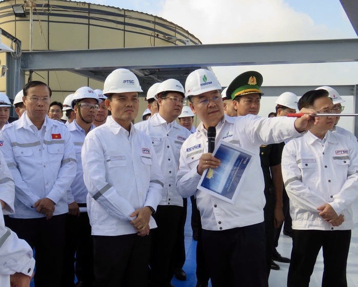 Bí thư Thành ủy TP HCM Trần Lưu Quang dự lễ hạ thủy và gắn biển công trình tại Petrovietnam - Ảnh 1.