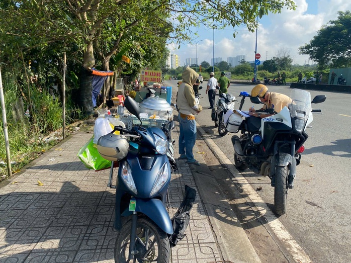 CSGT TP HCM kiểm tra vi phạm giao thông ở Làng Đại học TP HCM - Ảnh 1.