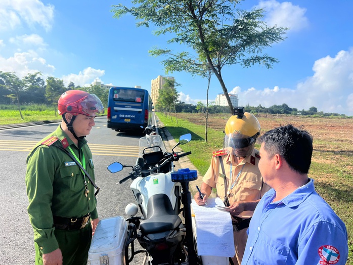 CSGT TP HCM kiểm tra vi phạm giao thông ở Làng Đại học TP HCM - Ảnh 2.