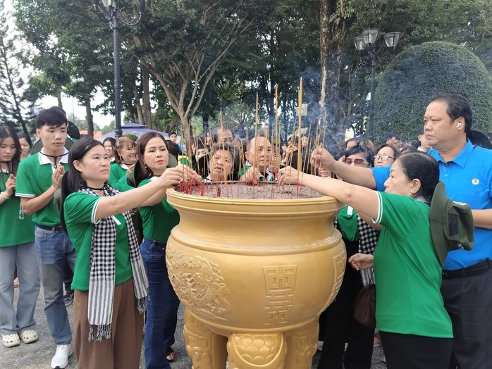 Sinh viên Lào, Campuchia cùng gia đình Việt dâng hương tưởng nhớ Anh hùng liệt sĩ Võ Thị Sáu - Ảnh 2.