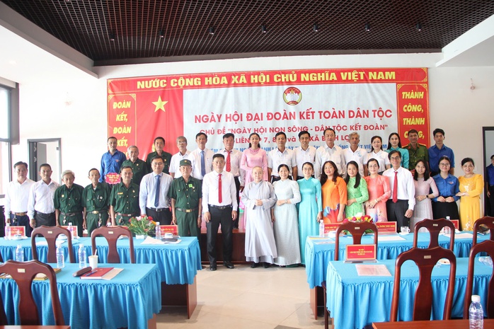 Sắc màu đoàn kết phủ khắp hai xã Bình Chánh, Bình Lợi - Ảnh 1.