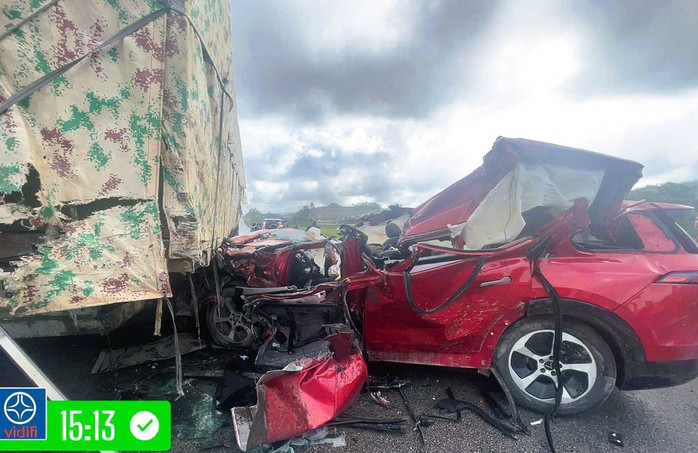 ô tô 7 chỗ tông vào hông xe đầu kéo trên cao tốc, lái xe tử vong - Ảnh 1.