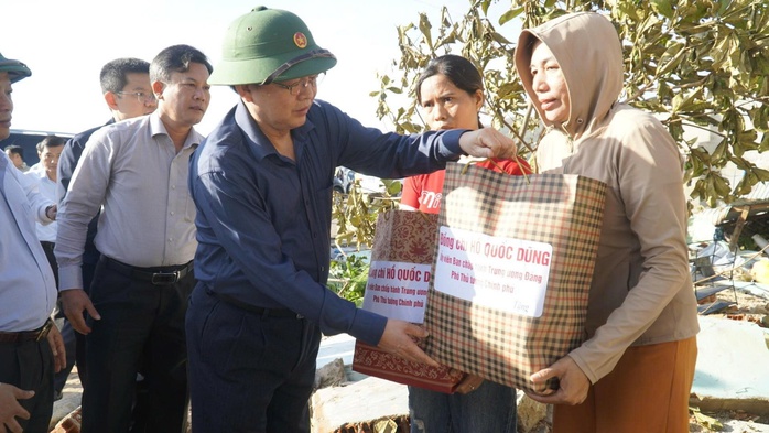 Dốc sức hỗ trợ người dân vùng bão lũ - Ảnh 2.