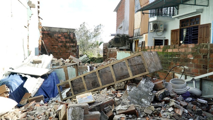 Dốc sức hỗ trợ người dân vùng bão lũ - Ảnh 1.