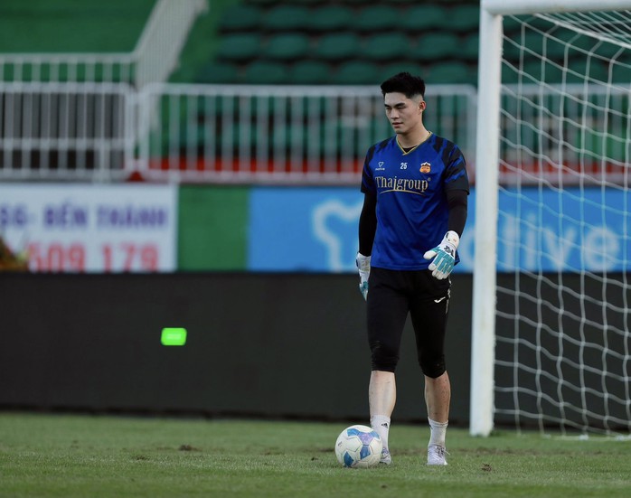 Trung vệ cao 1,96m giúp Hoàng Anh Gia Lai thoát thua trên sân nhà - Ảnh 1.