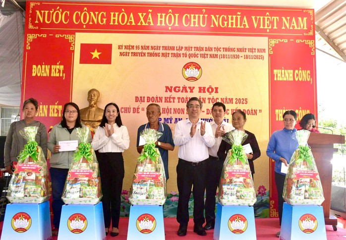 Ấm áp Ngày hội Đại đoàn kết toàn dân tộc - Ảnh 1. Ấm áp Ngày hội Đại đoàn kết toàn dân tộc - Ảnh 1.