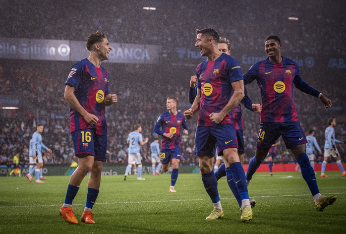 Lewandowski lập hat-trick, Barcelona ngược dòng hạ  Celta trận cầu 6 bàn - Ảnh 3.